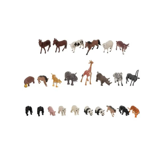 dziecięca ręka bawiąca się figurką pandy z zestawu kruzzel