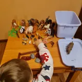 brązowy karton transportowy do zestawu figurek zwierząt kruzzel