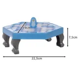 Stół do gry z rozłożonymi kostkami lodu oraz pingwinkiem po środku