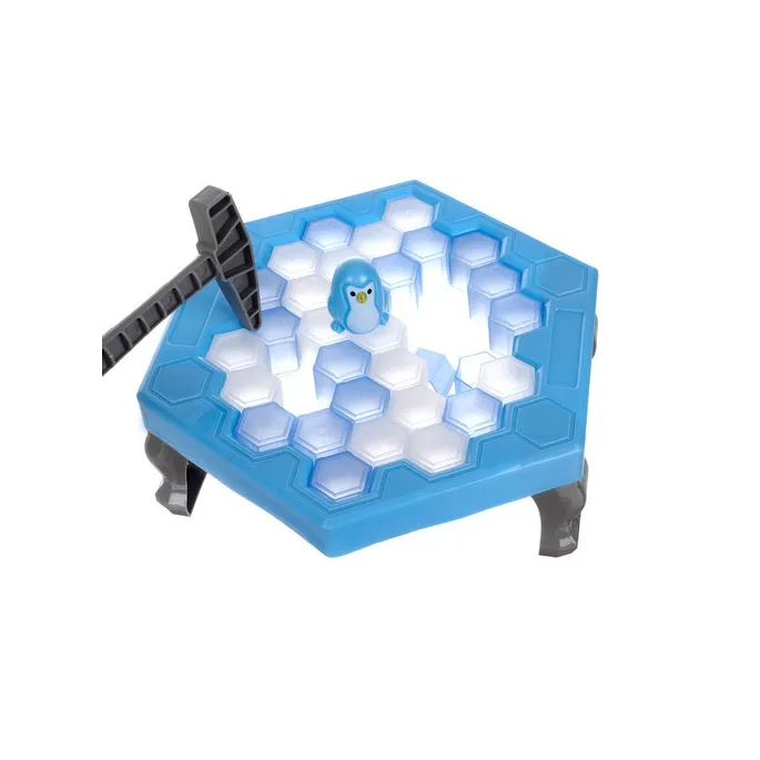 Figurka pingwina stojąca na lodowych kostkach w grze