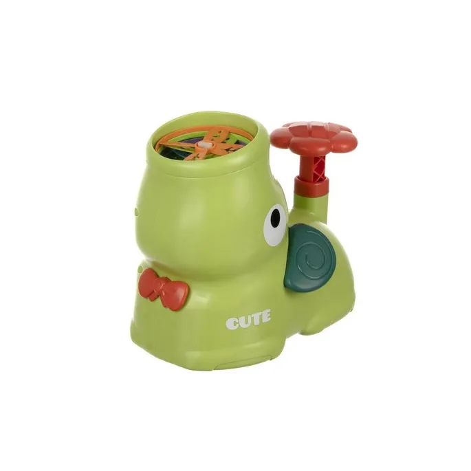 Dzieci bawiące się łapaniem latających dysków na zewnątrz