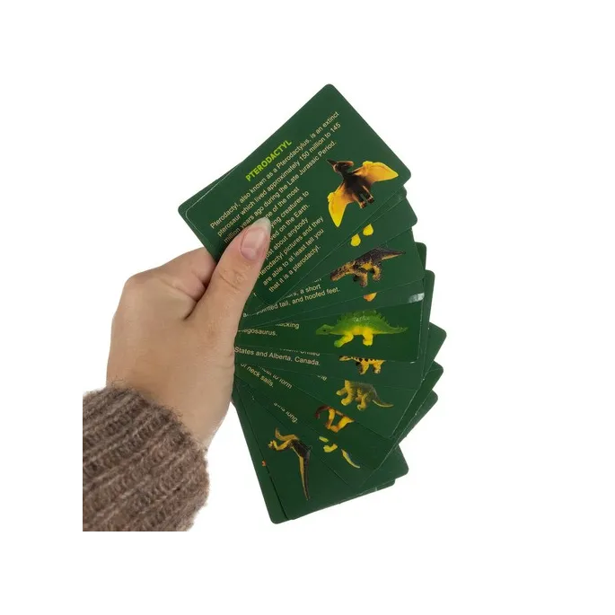 jajko rozłupane w połowie z widocznym fragmentem dinozaura