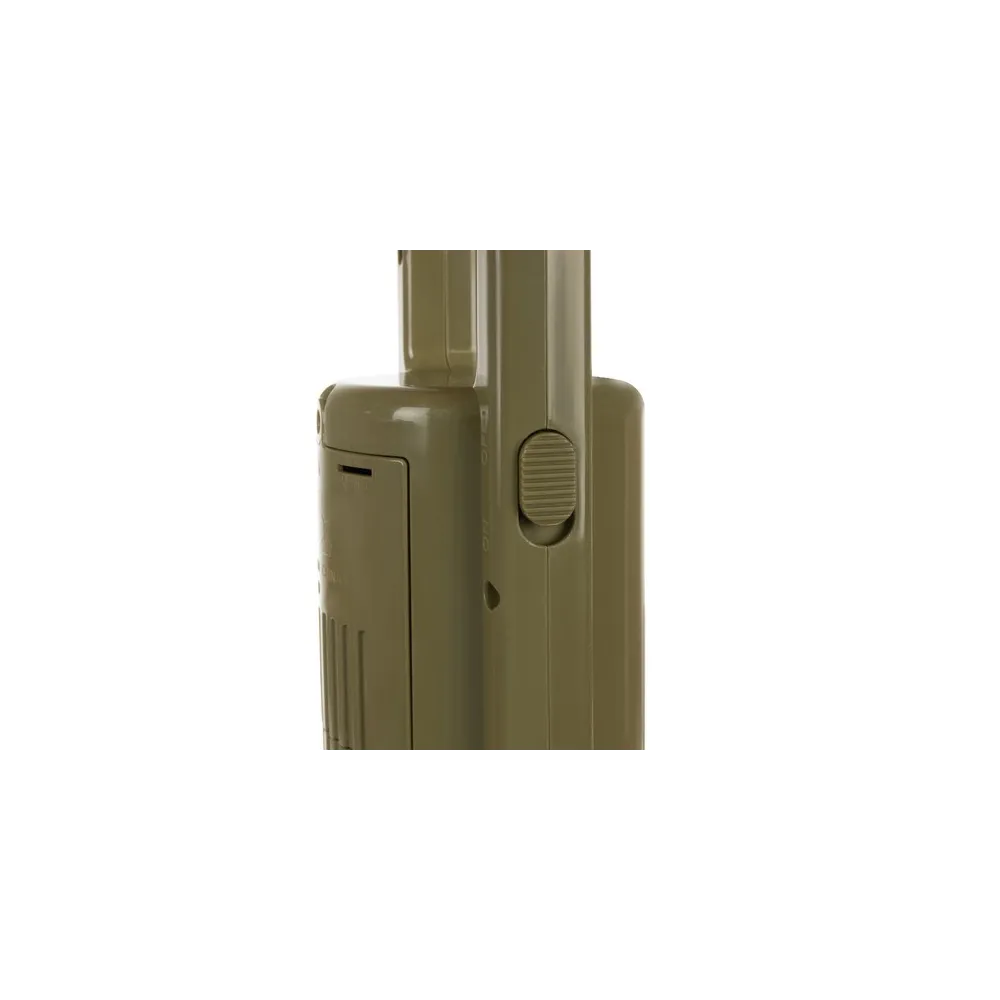 Stojak z uporządkowanymi przyrządami do sprzątania dla dzieci