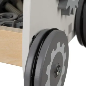 drewniane elementy do skręcania leżące na blacie warsztatu