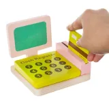 detal drewnianej kasy z przyciskami i miejscem na kartę płatniczą