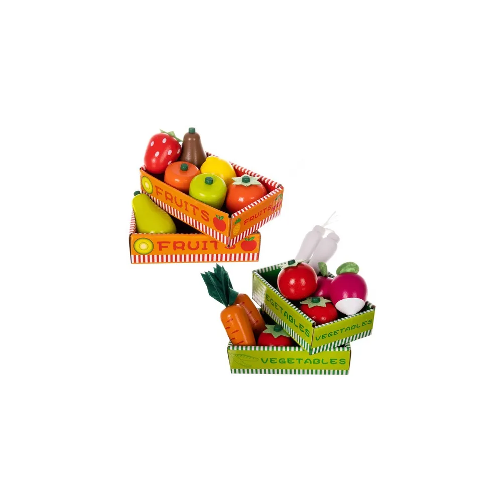 cztery kosze na owoce i warzywa rozmieszczone pod ladą straganu