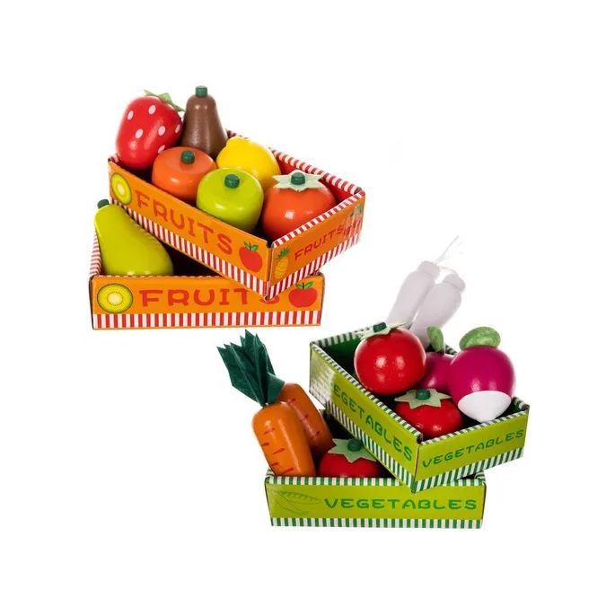 cztery kosze na owoce i warzywa rozmieszczone pod ladą straganu