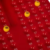 Bezpieczne komponenty wykonane z tworzywa i papieru w grze Bingo Kruzzel