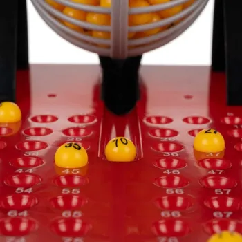 Zbliżenie na maszynę losującą kulki w zestawie Bingo Kruzzel 25006
