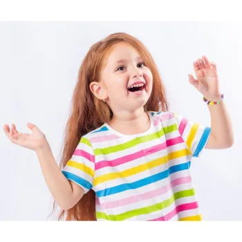 elementy zestawu koralikowego na białym tle