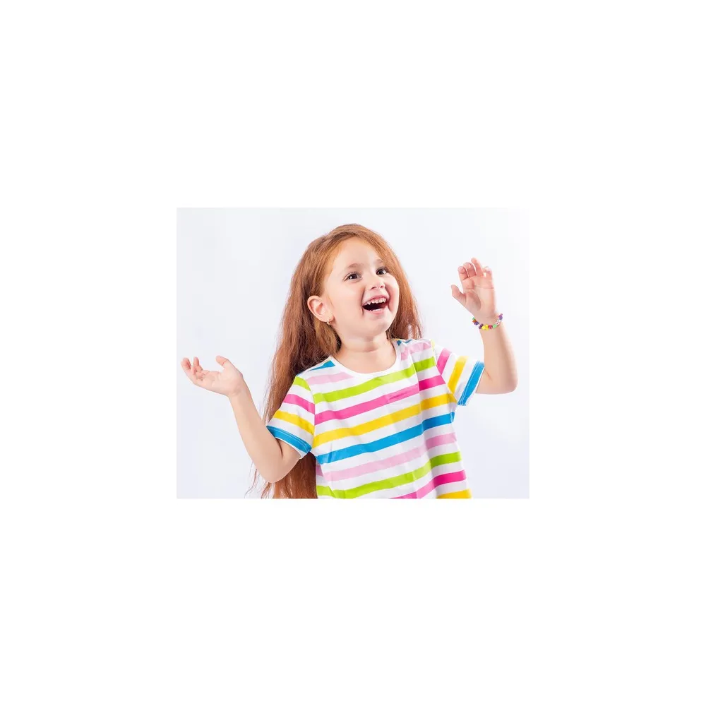 elementy zestawu koralikowego na białym tle