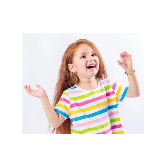 elementy zestawu koralikowego na białym tle