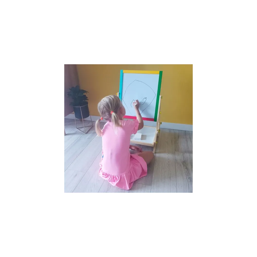 Tablica w pozycji kredowej gotowa do nauki lub zabawy