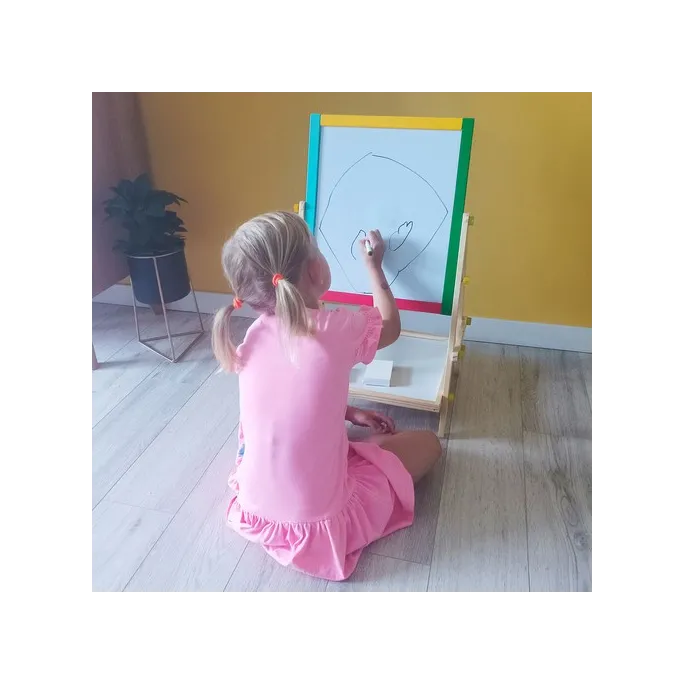 Tablica w pozycji kredowej gotowa do nauki lub zabawy