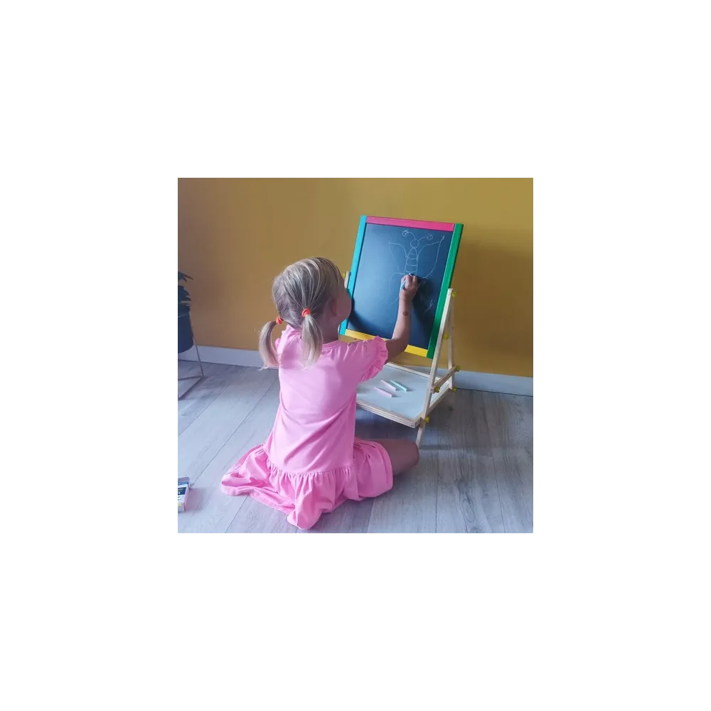 Detal drewnianej ramy i bezpiecznych wykończeń tablicy