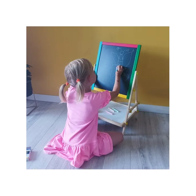 Detal drewnianej ramy i bezpiecznych wykończeń tablicy