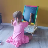 Detal drewnianej ramy i bezpiecznych wykończeń tablicy