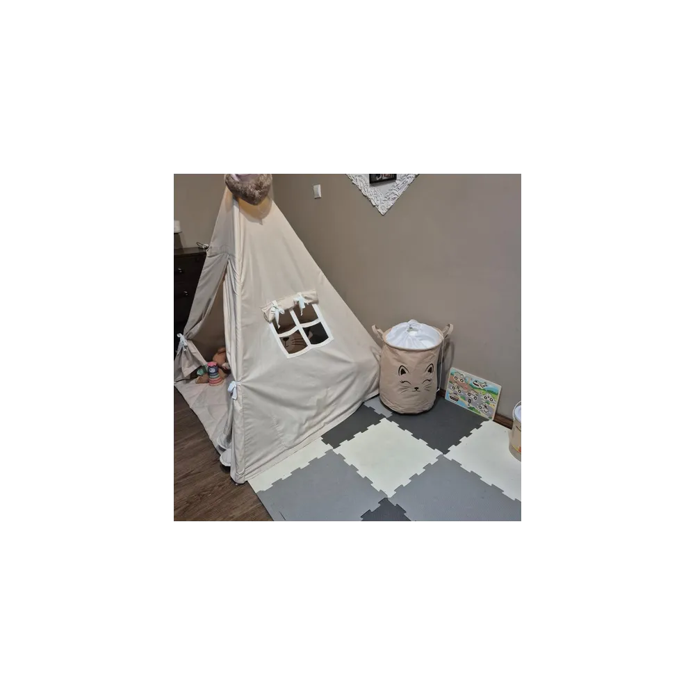 Beżowy kosz na pranie lub tekstylia w nowoczesnym wnętrzu