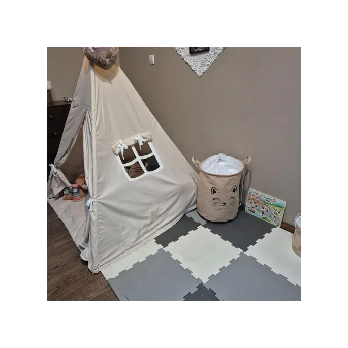 Beżowy kosz na pranie lub tekstylia w nowoczesnym wnętrzu