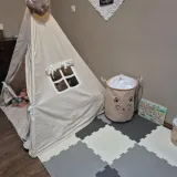 Beżowy kosz na pranie lub tekstylia w nowoczesnym wnętrzu