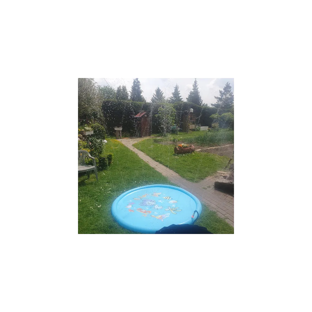 matę wodną ustawioną na twardej powierzchni w ogrodzie