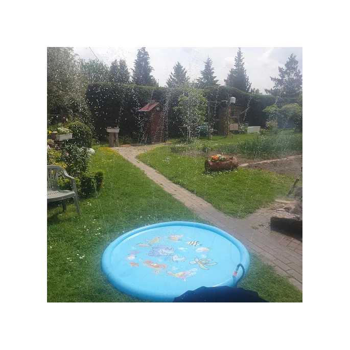 matę wodną ustawioną na twardej powierzchni w ogrodzie