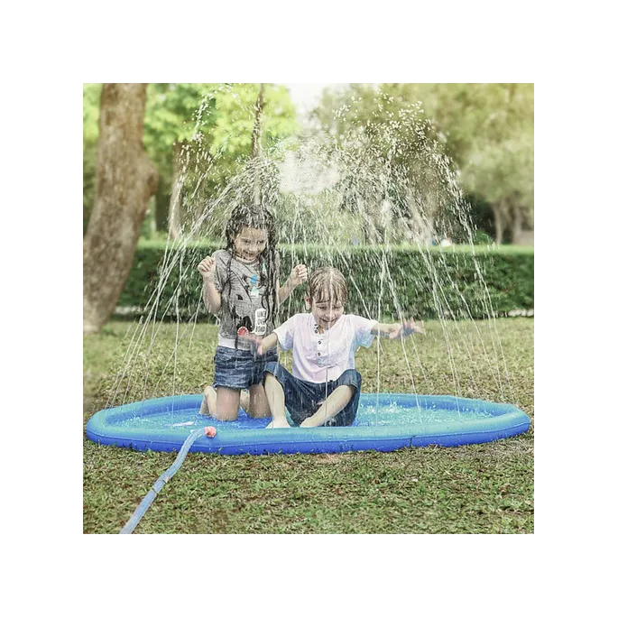 matę wodną z fontanną w użyciu podczas słonecznego dnia