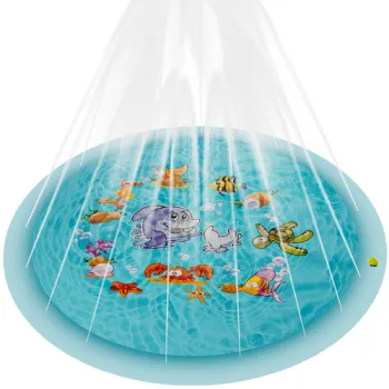 Dzieci bawiące się na mokrej macie zraszającej w ogrodzie