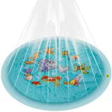 Dzieci bawiące się na mokrej macie zraszającej w ogrodzie