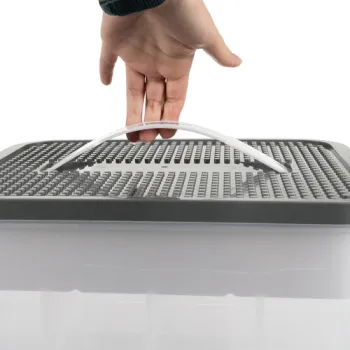 układanie różnych akcesoriów w dwupoziomowym pudełku