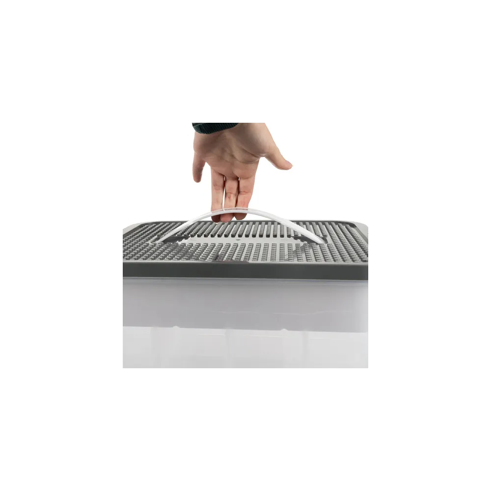 układanie różnych akcesoriów w dwupoziomowym pudełku