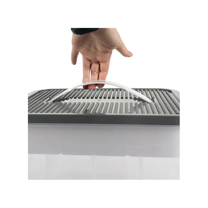 układanie różnych akcesoriów w dwupoziomowym pudełku