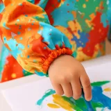 Przednia kieszeń fartucha na pędzle i kredki dla małych artystów