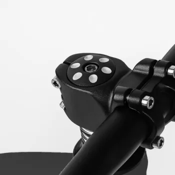 rowerek kruzzel 25767 na zewnątrz na nawierzchni