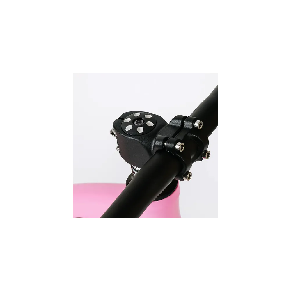 błotnik chroniący dziecko przed zabrudzeniami podczas jazdy rowerkiem