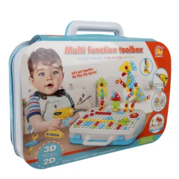 Zestaw mozaiki kreatywnej z wkrętarką i kolorowymi elementami na tle walizki