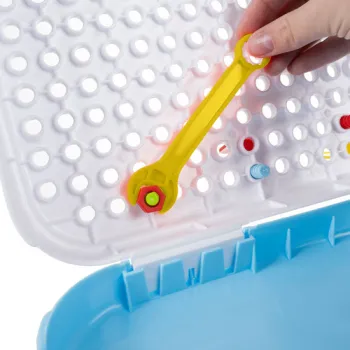 Dziecięca ręka trzymająca wkrętarkę na tle mozaiki