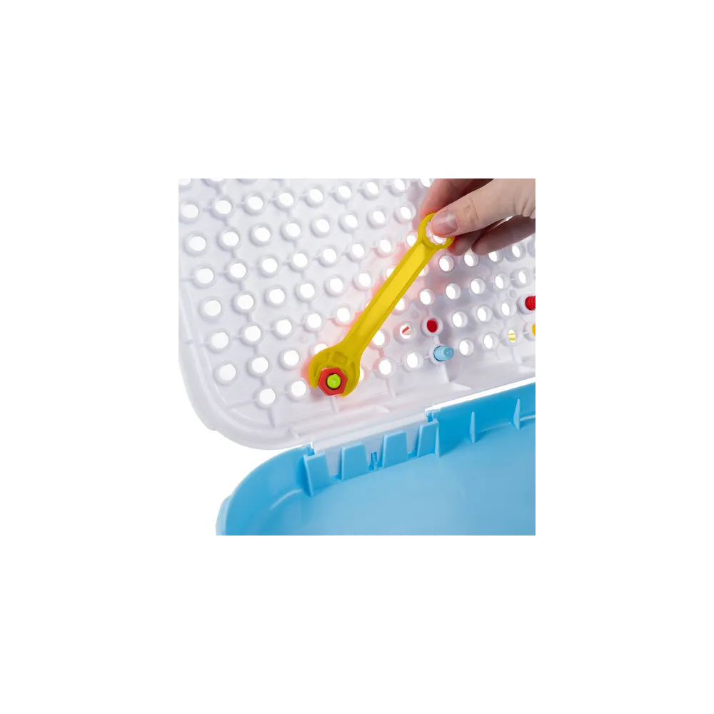 Dziecięca ręka trzymająca wkrętarkę na tle mozaiki