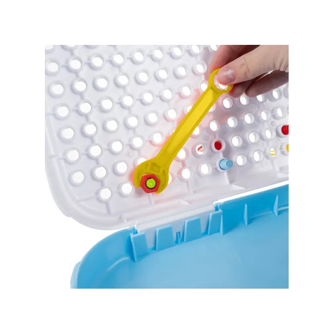 Dziecięca ręka trzymająca wkrętarkę na tle mozaiki