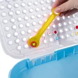 Dziecięca ręka trzymająca wkrętarkę na tle mozaiki