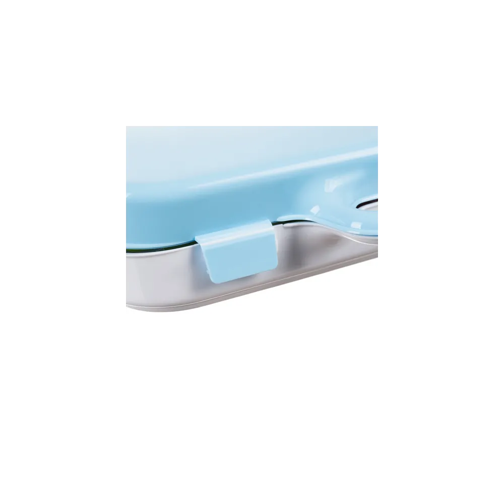 Widok walizki z otwartym wnętrzem z poukładanymi akcesoriami