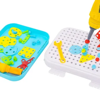 Wkrętarka dziecięca z zestawu do mozaiki podczas użycia