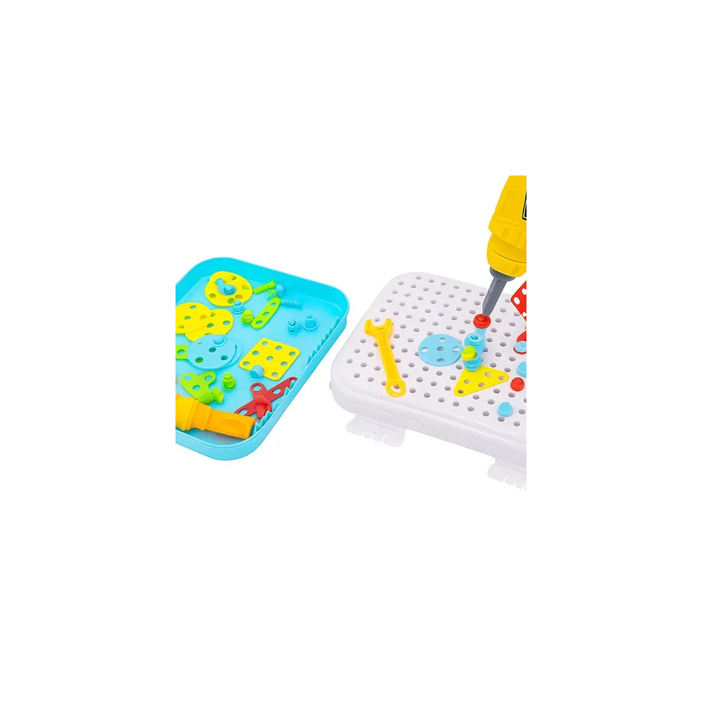 Wkrętarka dziecięca z zestawu do mozaiki podczas użycia