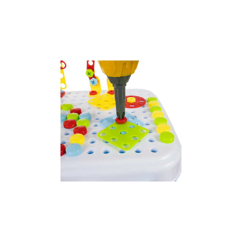 Detail perforowanej powierzchni walizki do tworzenia kompozycji