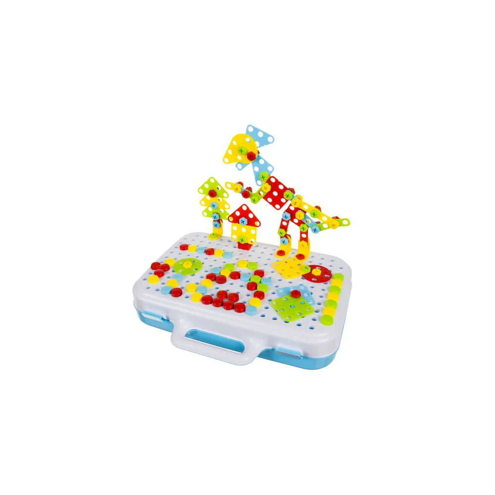 Dziecko układające konstrukcję z elementów mozaiki kreatywnej