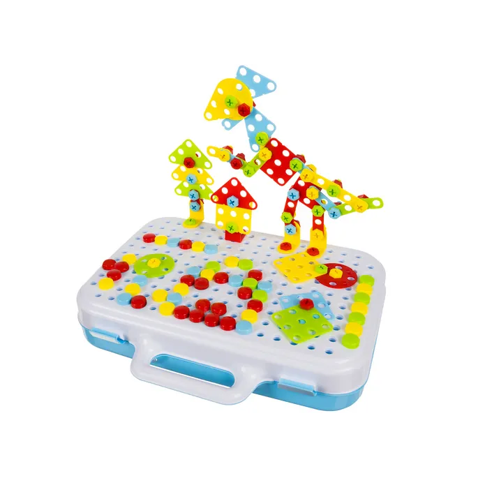 Dziecko układające konstrukcję z elementów mozaiki kreatywnej