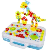 Dziecko układające konstrukcję z elementów mozaiki kreatywnej