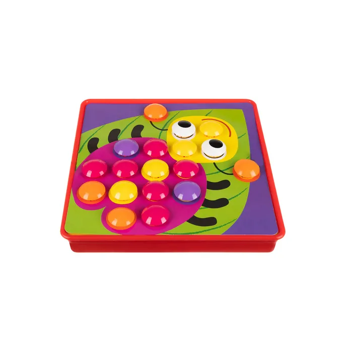 opisywane opakowanie produktu na tle kolorowych kart i guzików