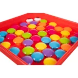 wielokolorowa mozaika ułożona przez dziecko na białej planszy