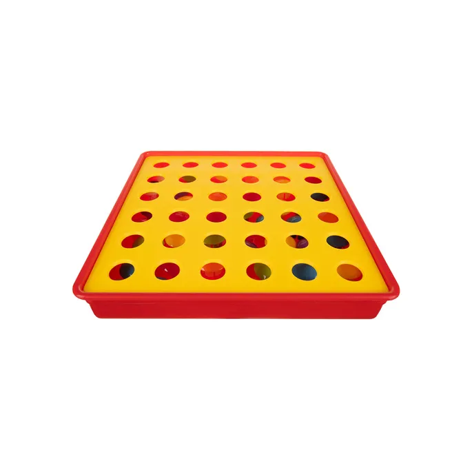 wyjmowanie guzików z pudełka i układanie na matrycy